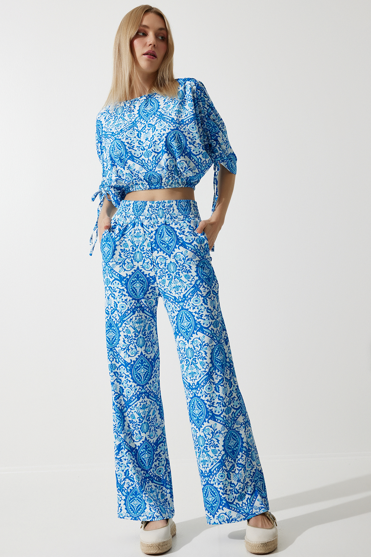 Happiness İstanbul  Damen-Palazzo-Strickset mit blau-weiß gemusterter Bluse MC00264