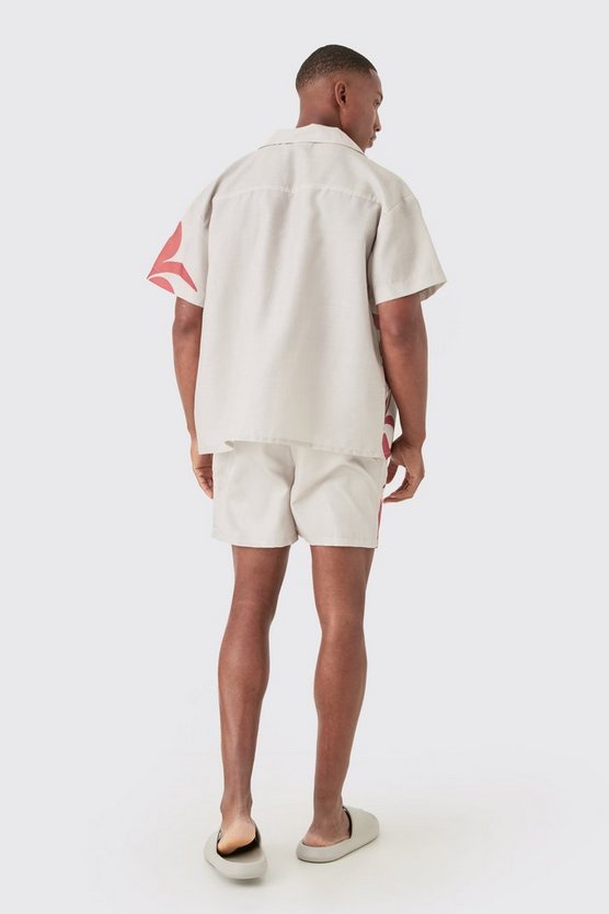 Kastiges gemustertes Hemd und Badehose