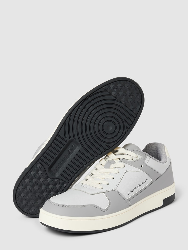 Sneaker mit Label-Detail Modell 'BASKET' in offwhite