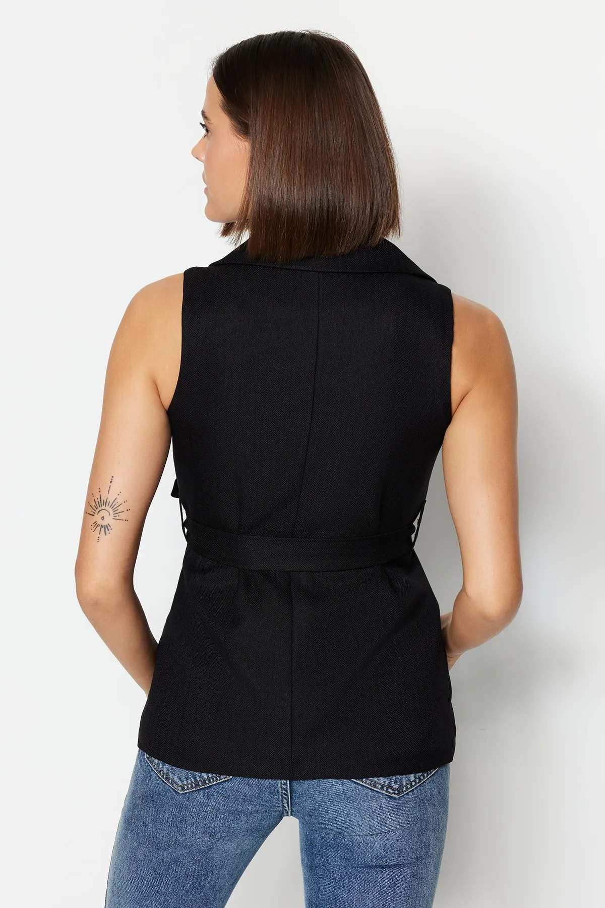 Trendyol Collection  Schwarze gewebte Weste mit normalem Gürtel TWOAW23YE00021