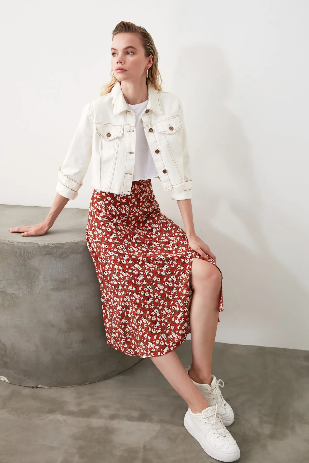 Trendyol Collection  Gewebter Midirock aus Viskosestoff mit Blumenmuster und Fliesenschlitzen TWOSS20ET0230