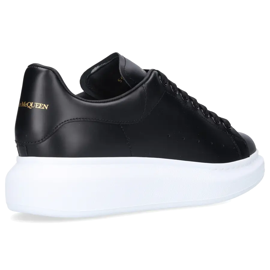 Alexander McQueen - Sneaker low LARRY Kalbsleder - schwarz
