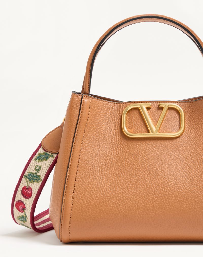 Valentino Garavani Alltime Medium Håndtaske i Kornet Kalveskind med Cherryfic Broderibånd Skulderrem