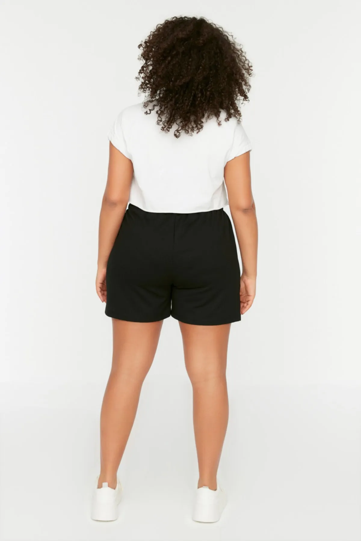 Trendyol Curve  Schwarze Strickshorts mit Taschendetail und Bermuda TBBSS22SR0541