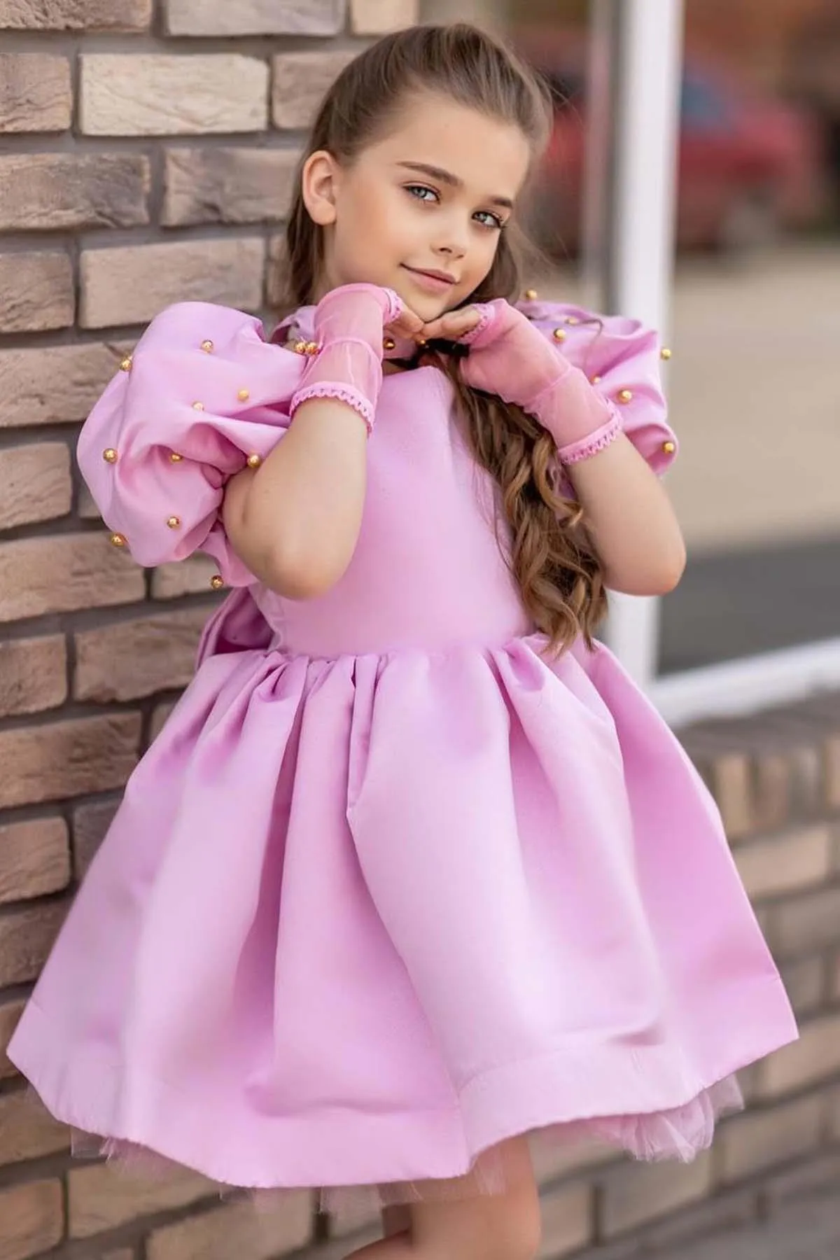 Riccotarz  Mädchen-Abendkleid mit Wassermelonenärmeln, Perlenperlen und transparenten Handschuhen, detailliertes rosafarbenes Abendkleid mit Tüll innen