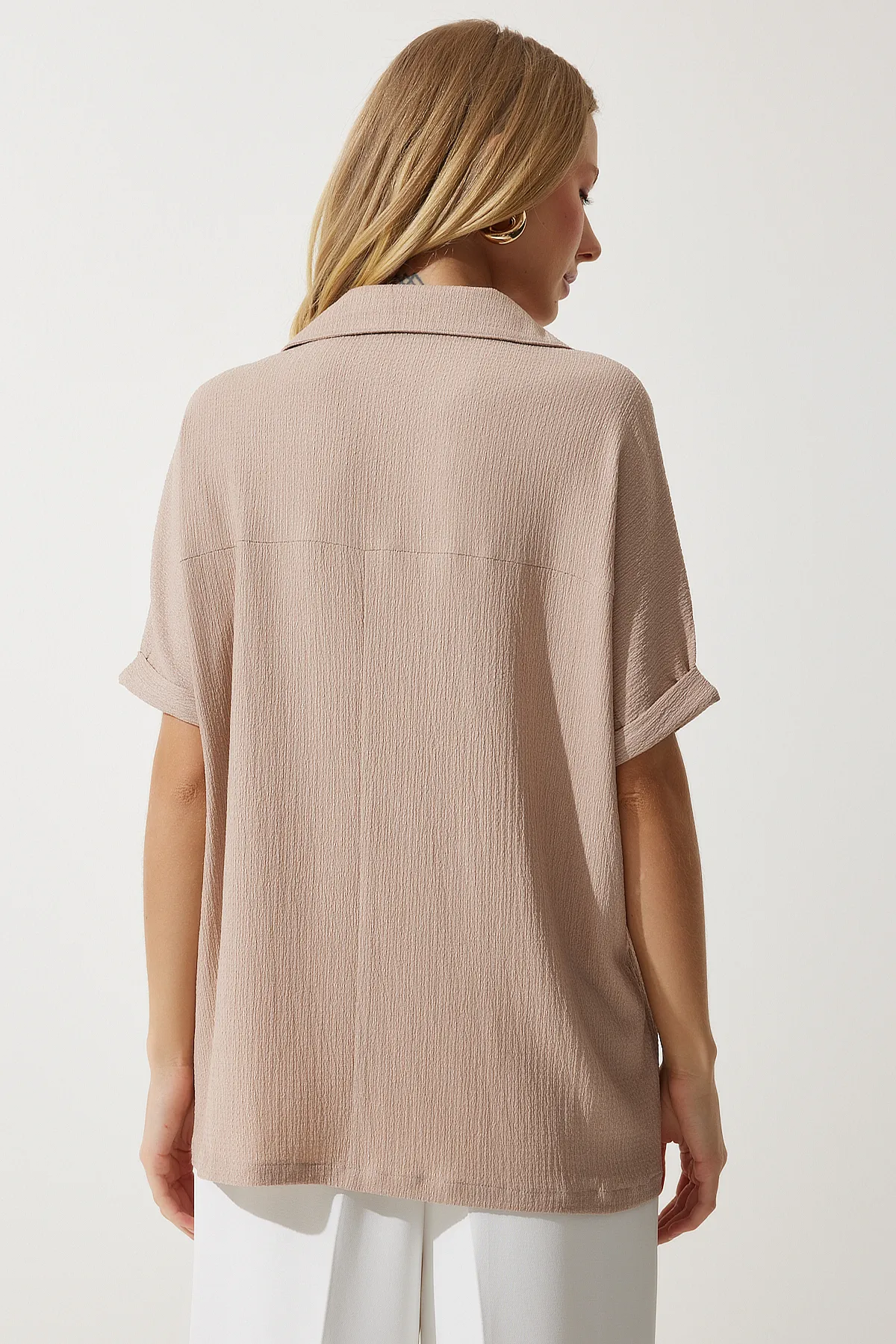 Happiness İstanbul  Gestrickte Crinkle-Bluse mit Biscuit-Polokragen für Damen DD01299