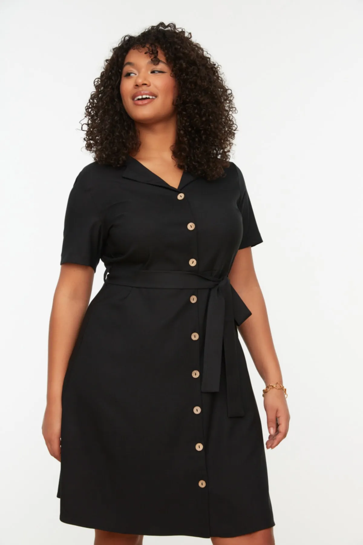 Trendyol Curve  Schwarzes gewebtes Hemdblusenkleid mit Gürtel TBBSS22AH0079