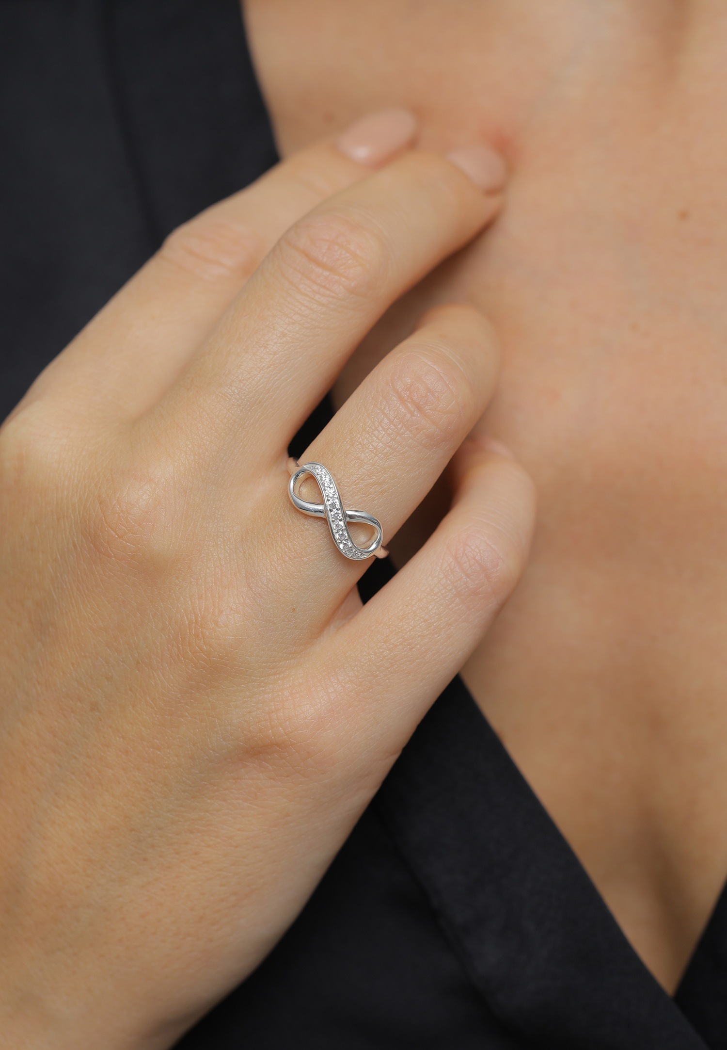 Boucles d'oreilles Elli pour femme, ornées du symbole de l'infini et de cristaux de zircone cubique, en argent sterling 925.