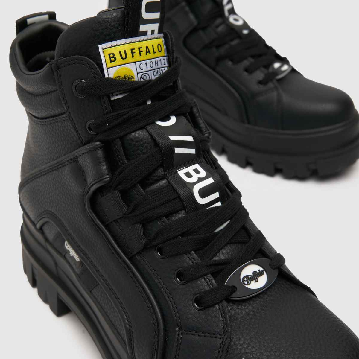 Buffalo London – Svarta, asfalterade mellanhöga sneakers