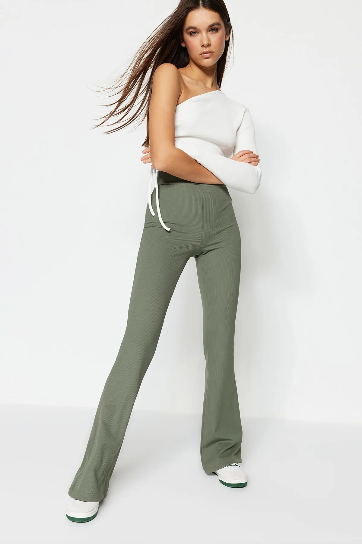 Trendyol Collection  Khakifarbene, gerippte, ausgestellte/spanische Leggings mit hoher Taille und gestrickter Hose TWOSS23PL00135