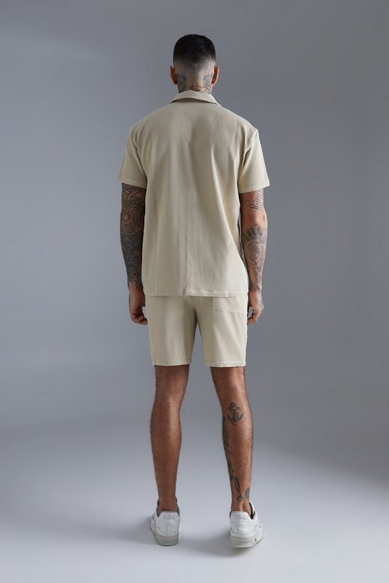 Kurzärmliges Oversize Hemd und Shorts