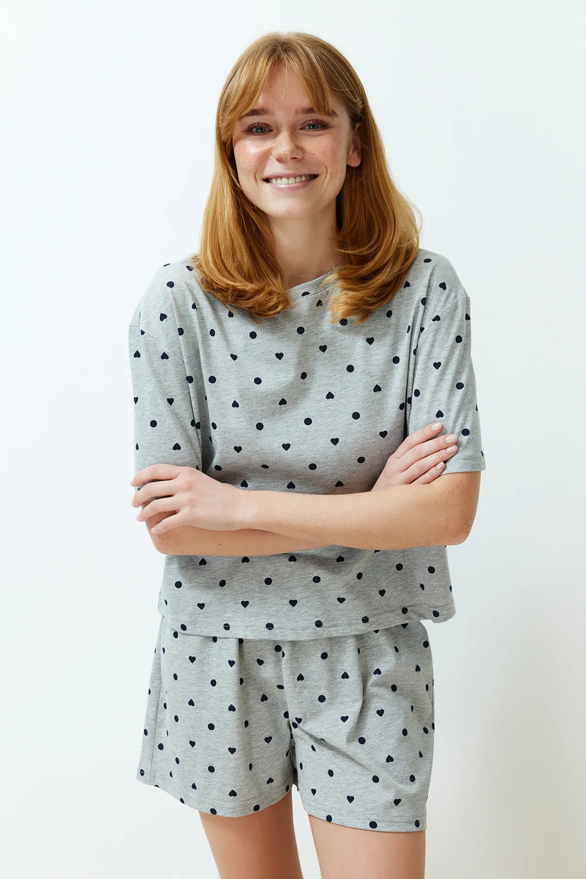 Trendyol Collection  Grau meliert, 100 % Baumwolle, T-Shirt-Shorts-Pyjama-Set mit Herzmuster, THMSS21PT1485