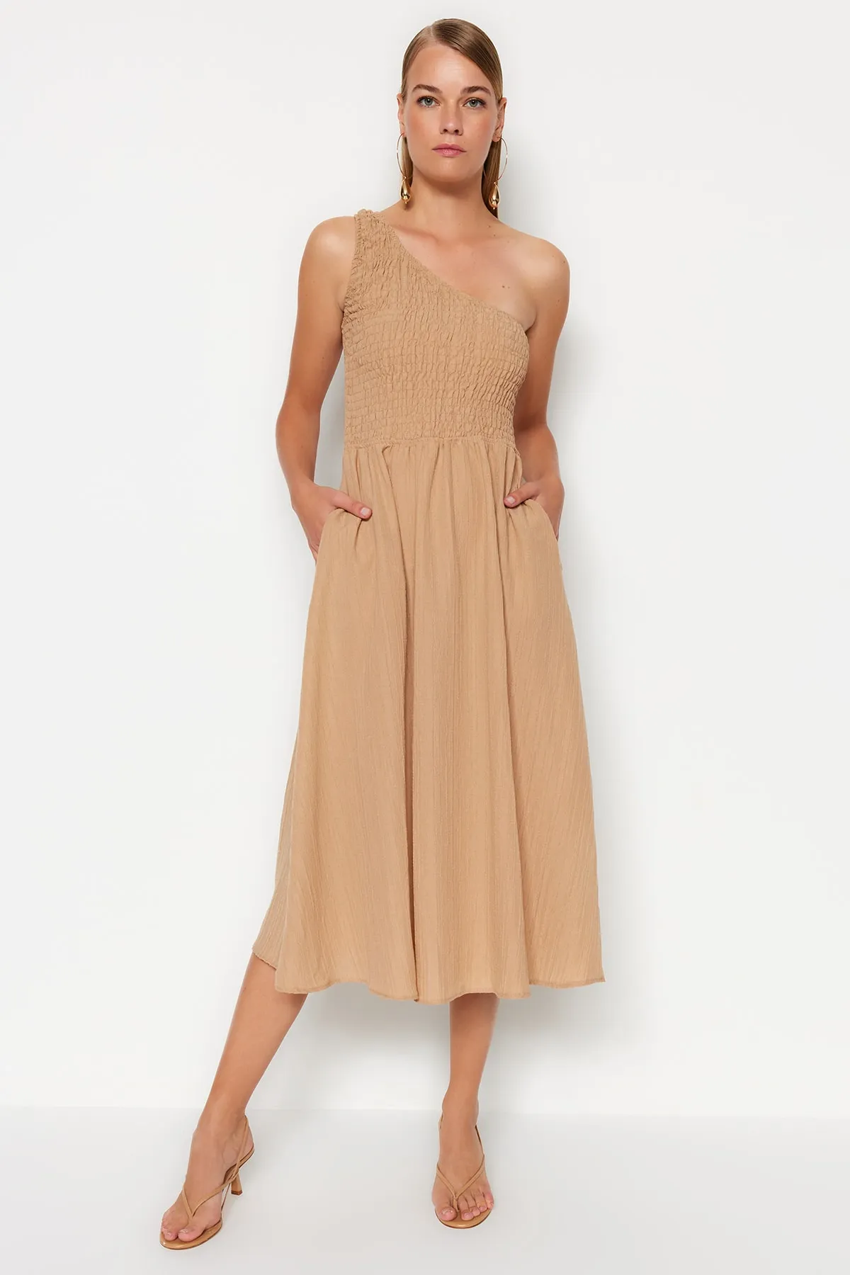 Trendyol Collection  Kamelfarbenes Midi-Webkleid mit Taillenöffnung TWOSS23EL01830