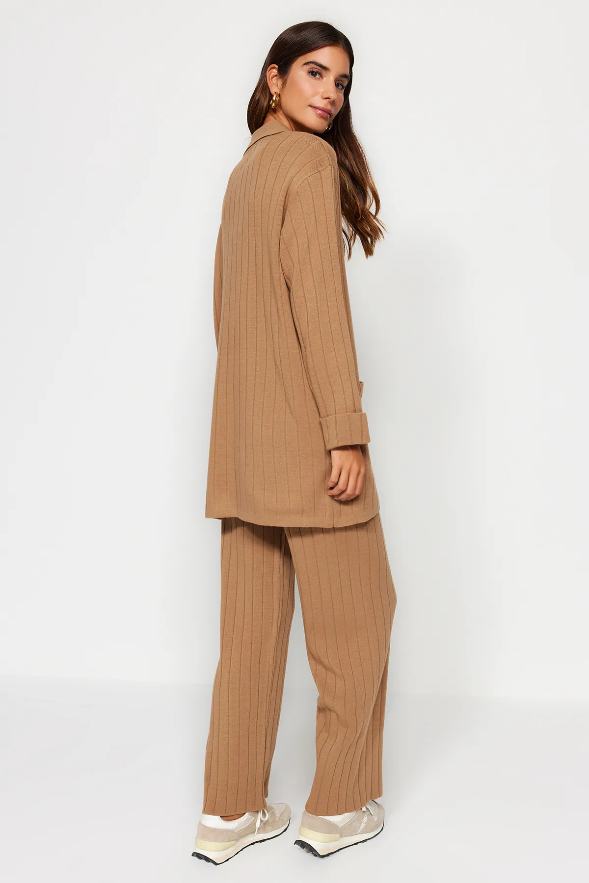 Trendyol Modest  Braunes Strickoberteil- und -unterteil-Set aus Strickjacke und Hose mit Kordelzug TCTAW24US00003
