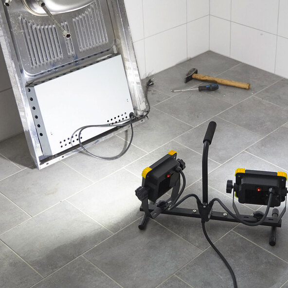LED-Baustrahler mit ausziehbarem Stativ