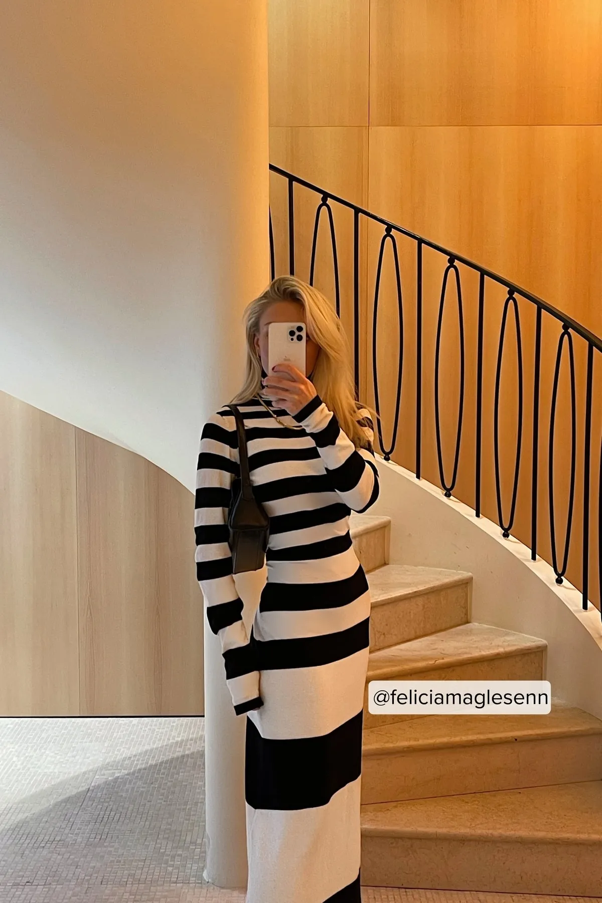 NA-KD  Fein gestricktes, gestreiftes Maxikleid