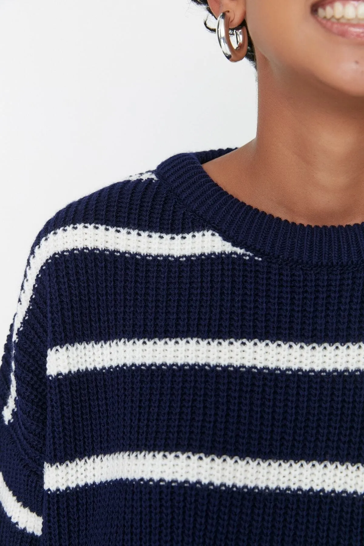 Trendyol Collection  Marineblauer Strickpullover mit weiter Passform TWOAW23KZ00720