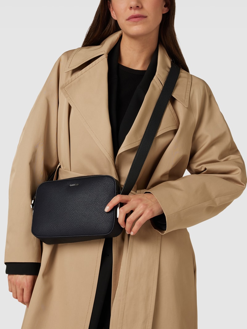 Umhängetasche mit Label-Applikation in schwarz