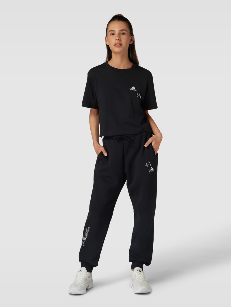 Cropped T-Shirt mit Label-Stitching in schwarz