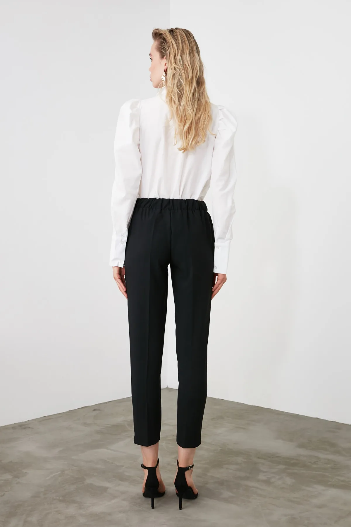 Trendyol Collection  Schwarze, detaillierte Jogger-Webhose mit Krawatte TWOSS19ST0212