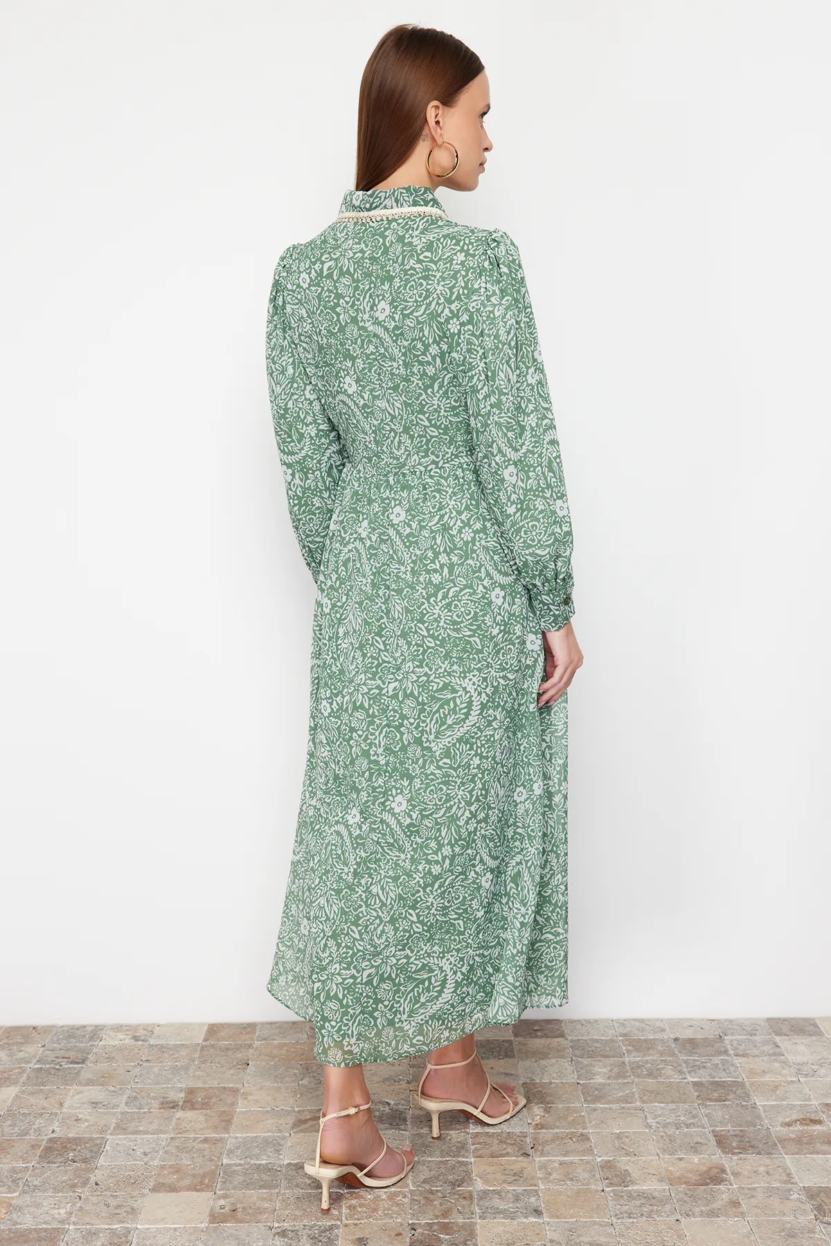 Trendyol Modest  Grünes Kleid aus Chiffon mit Blumenkragen und detailliertem Futter TCTSS24EB00033