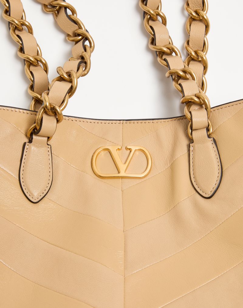 Bolsa de compras pequena Valentino Garavani Laseine em napa com estampa chevron.