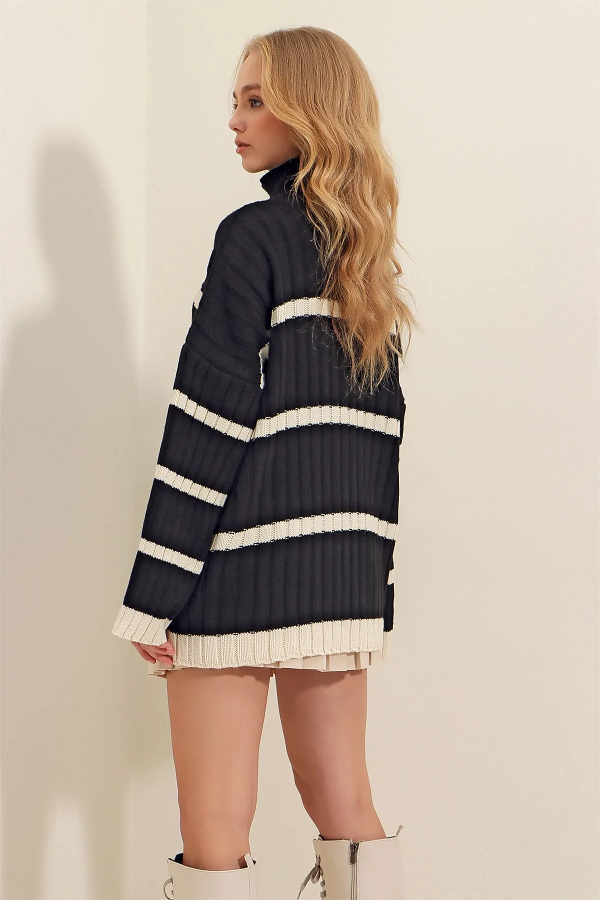 Trend Alaçatı Stili  Damen Rollkragenpullover, gestreift, dick, gerippt, Oversize-Strick, Winterpullover, Vanille-Schwarz, ALC-X9432