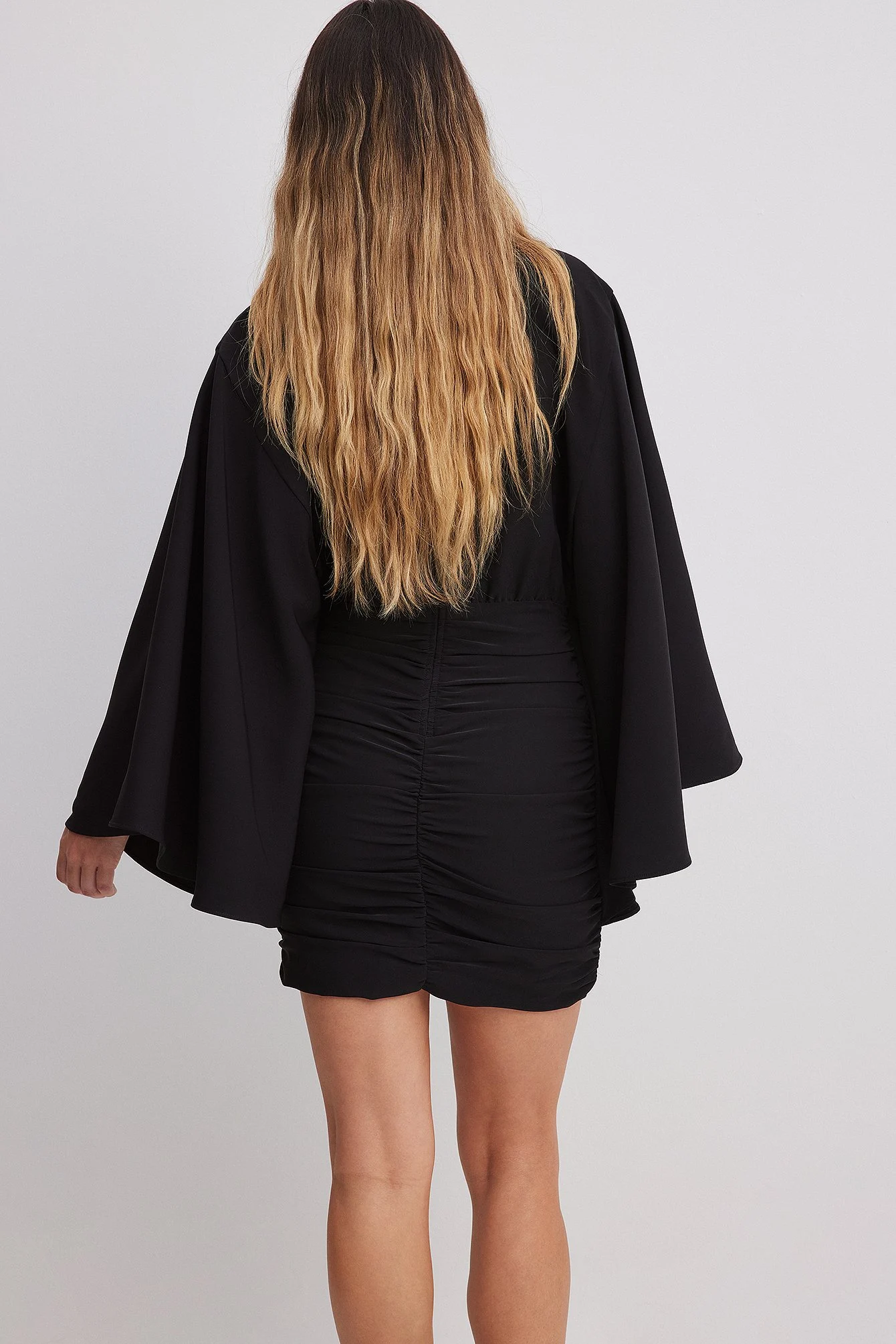 Drapiertes Minikleid mit weiten Ärmeln