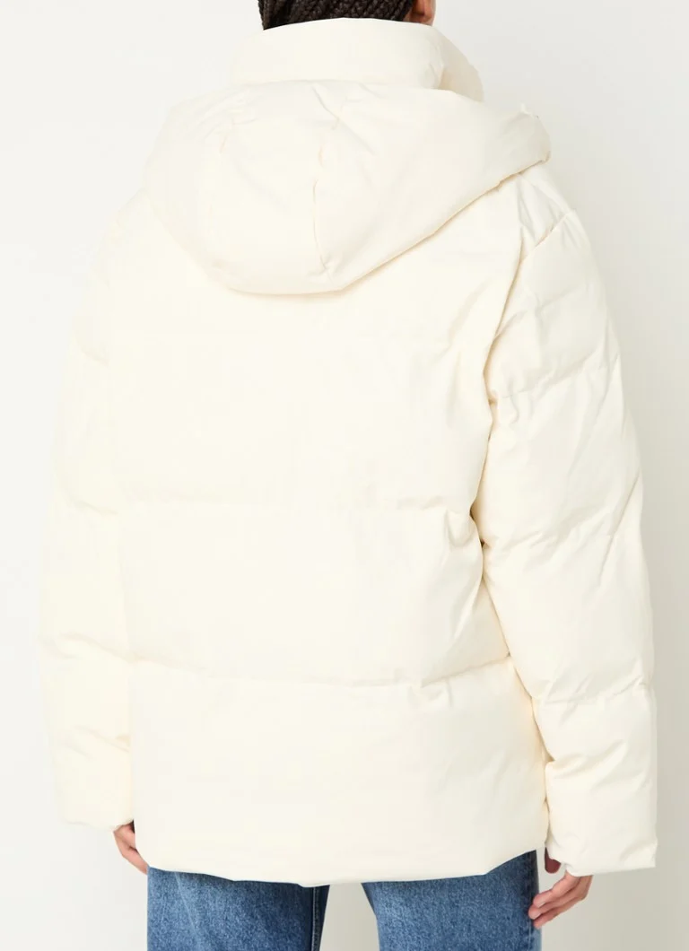 Jaqueta puffer Sandro com capuz e bolsos laterais.