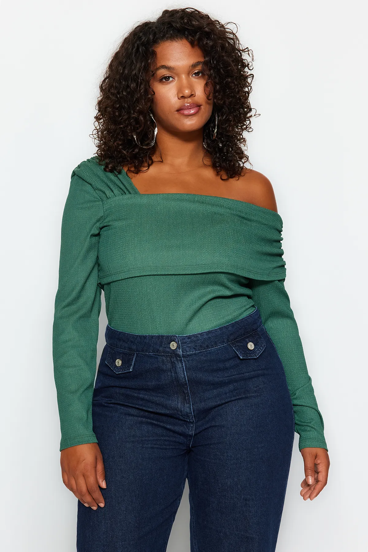 Trendyol Curve  Smaragdgrüne schlichte Basic-Strickbluse mit asymmetrischem Kragen TBBAW24AF00003