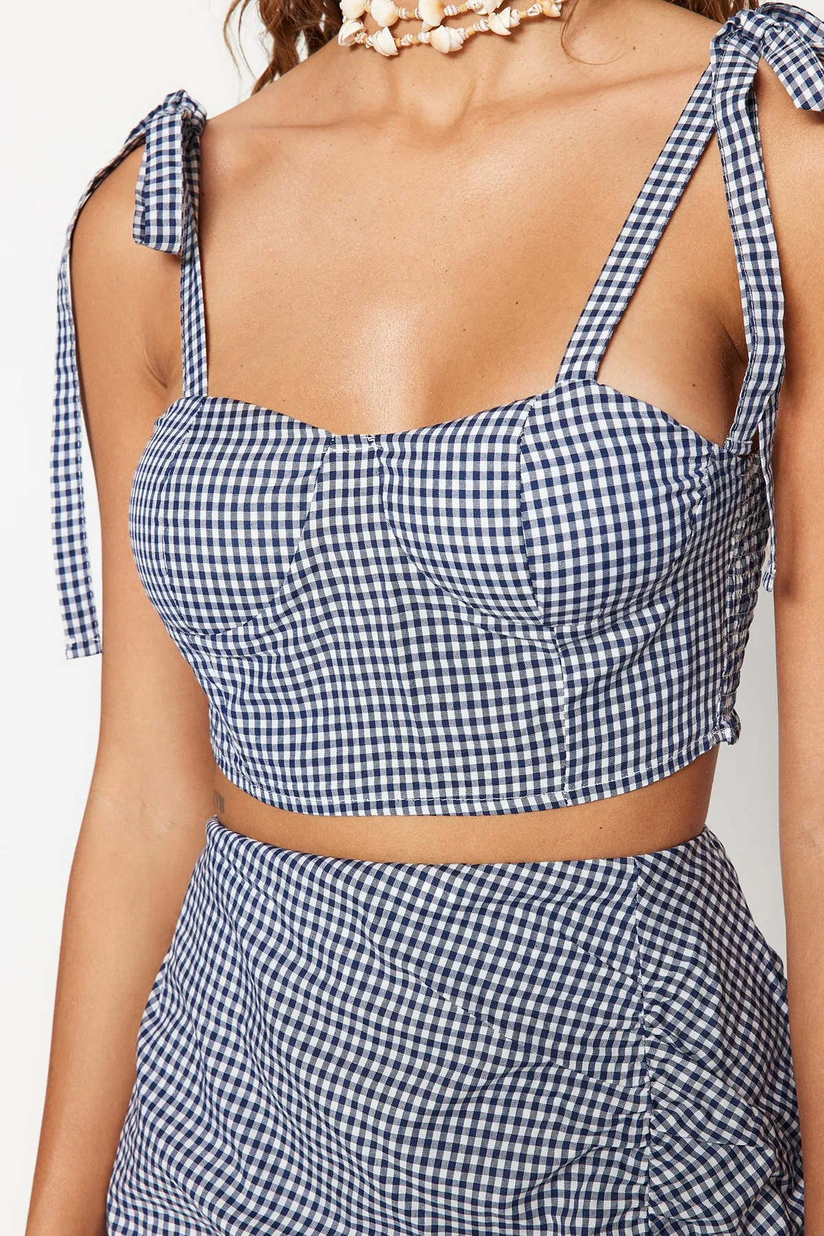 Trendyol Collection  Gingham-gewebtes Blusen-Rock-Set mit Schlitz TBESS21AU0091