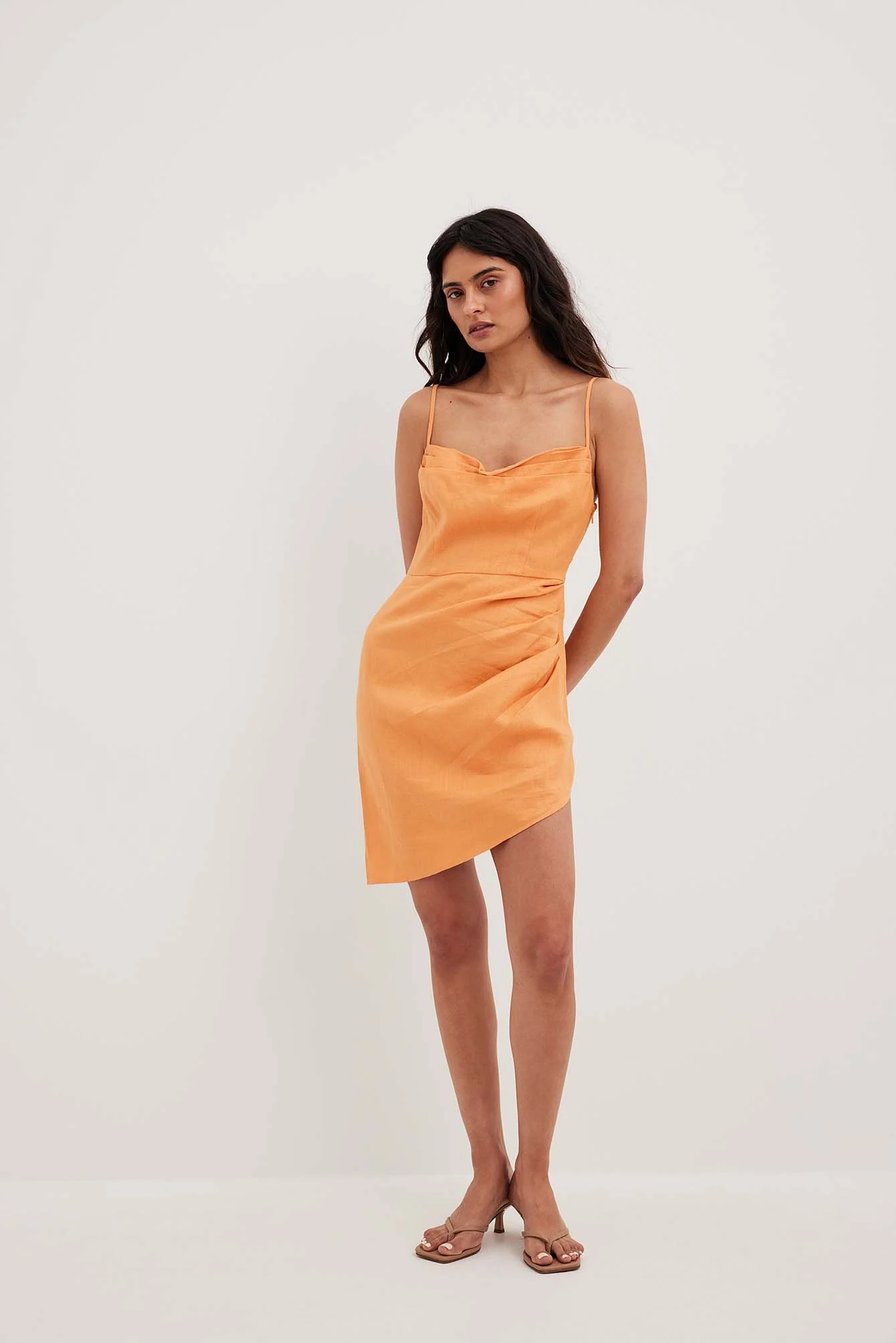 Leinenkleid mit überlappendem Wasserfallausschnitt