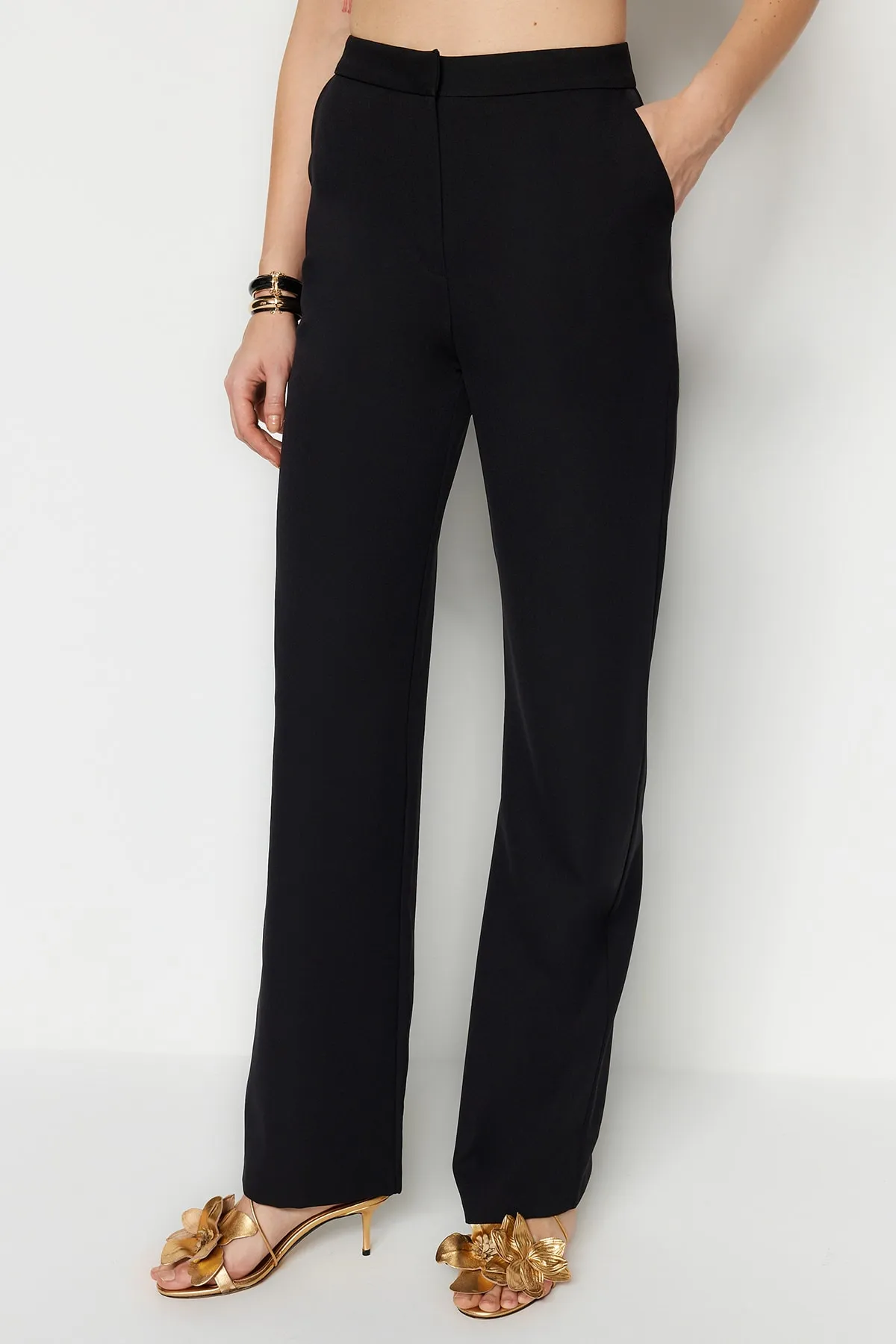 Trendyol Collection  Schwarze gewebte Hose mit Röhrenbeinen TPRAW22PL0402