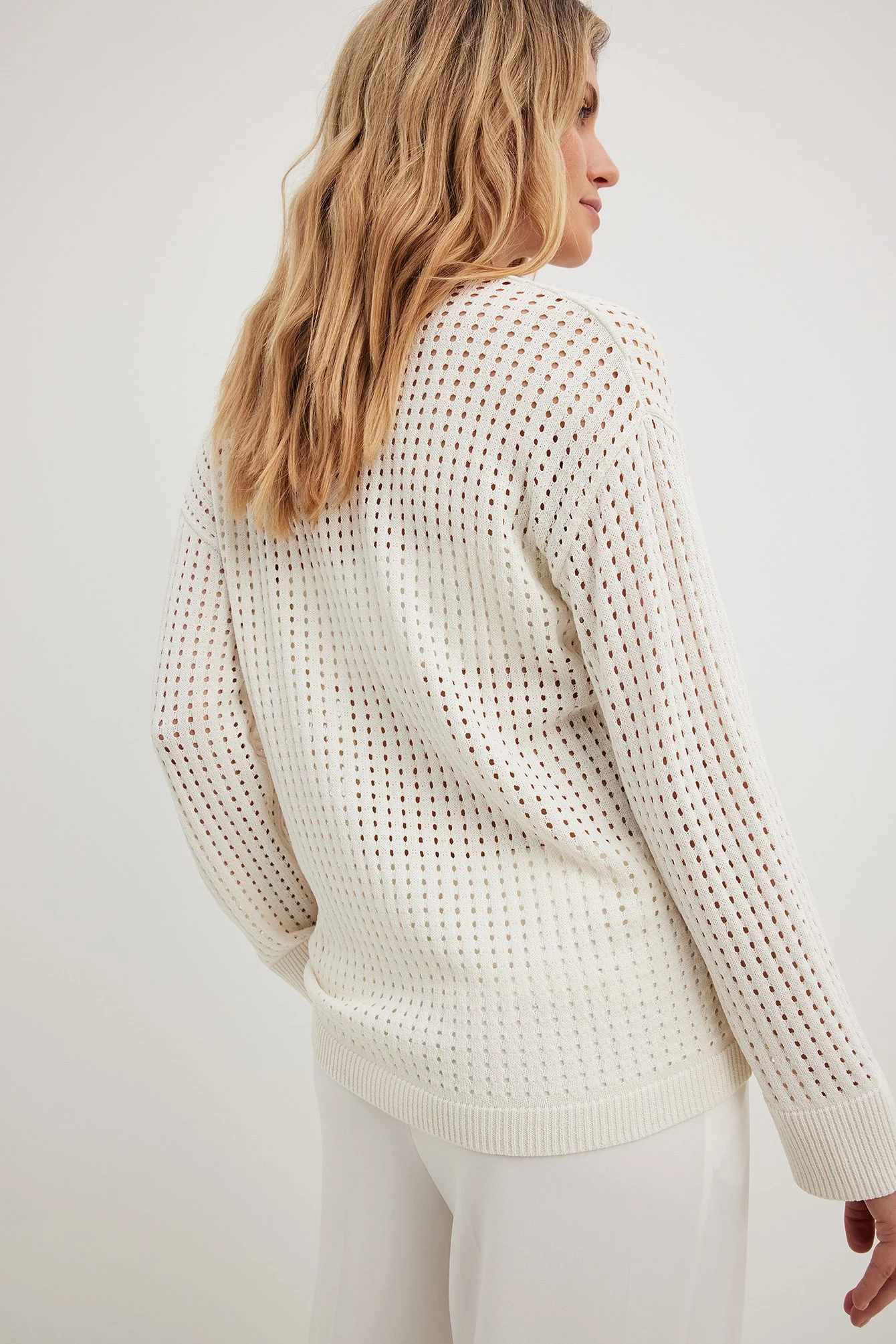 Großmaschiger Strickpullover mit tiefem V-Ausschnitt