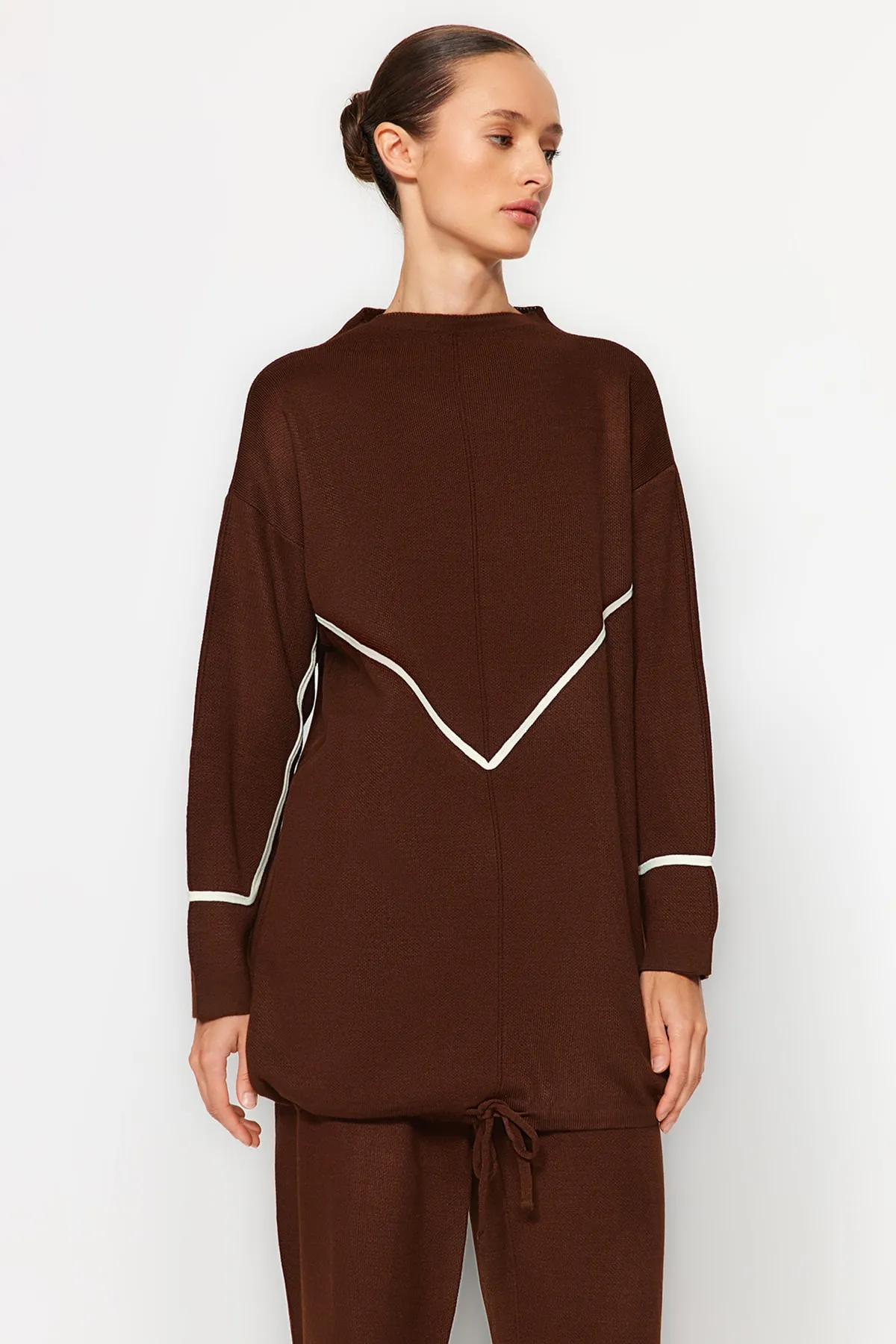 Trendyol Modest  Braunes, detailliertes, gestreiftes Strick-Unterteil-Top-Set mit Krawatte TCTAW24US00056