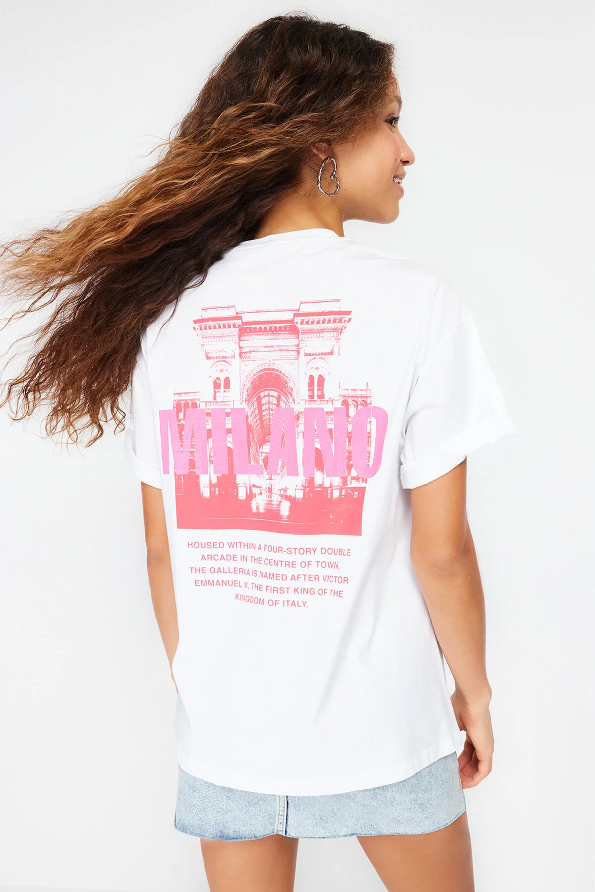 Trendyol Collection  Weißes, bedrucktes, übergroßes/weites Strick-T-Shirt mit Rundhalsausschnitt aus 100 % Baumwolle TWOSS24TS00066