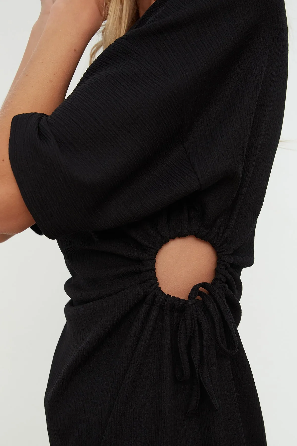 Trendyol Collection  Schwarzes Mini-Bleistiftkleid aus Strick mit Wickeltaille, Cut-Outs und Raffungen TWOSS22EL2082