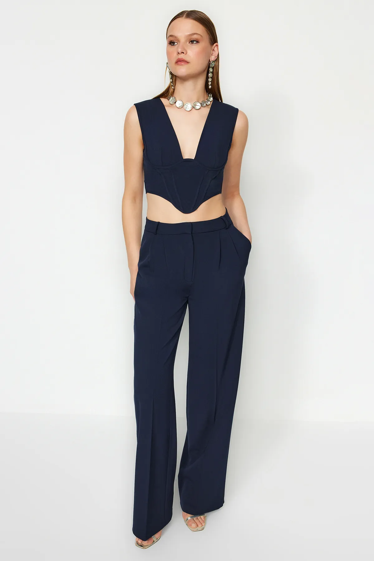 Trendyol Collection  Marineblaues Korsett mit detailliertem, gewebtem Bustier mit V-Ausschnitt TPRAW23BS00032