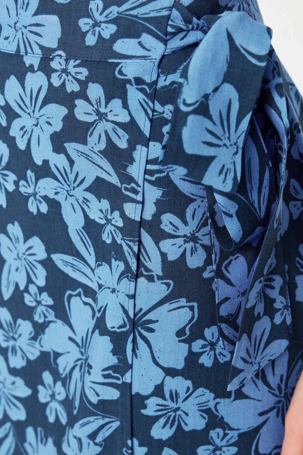 Trendyol Collection  Zweireihiger Midirock aus Viskosestoff mit blauem Blumenmuster - TWOSS23ET00294