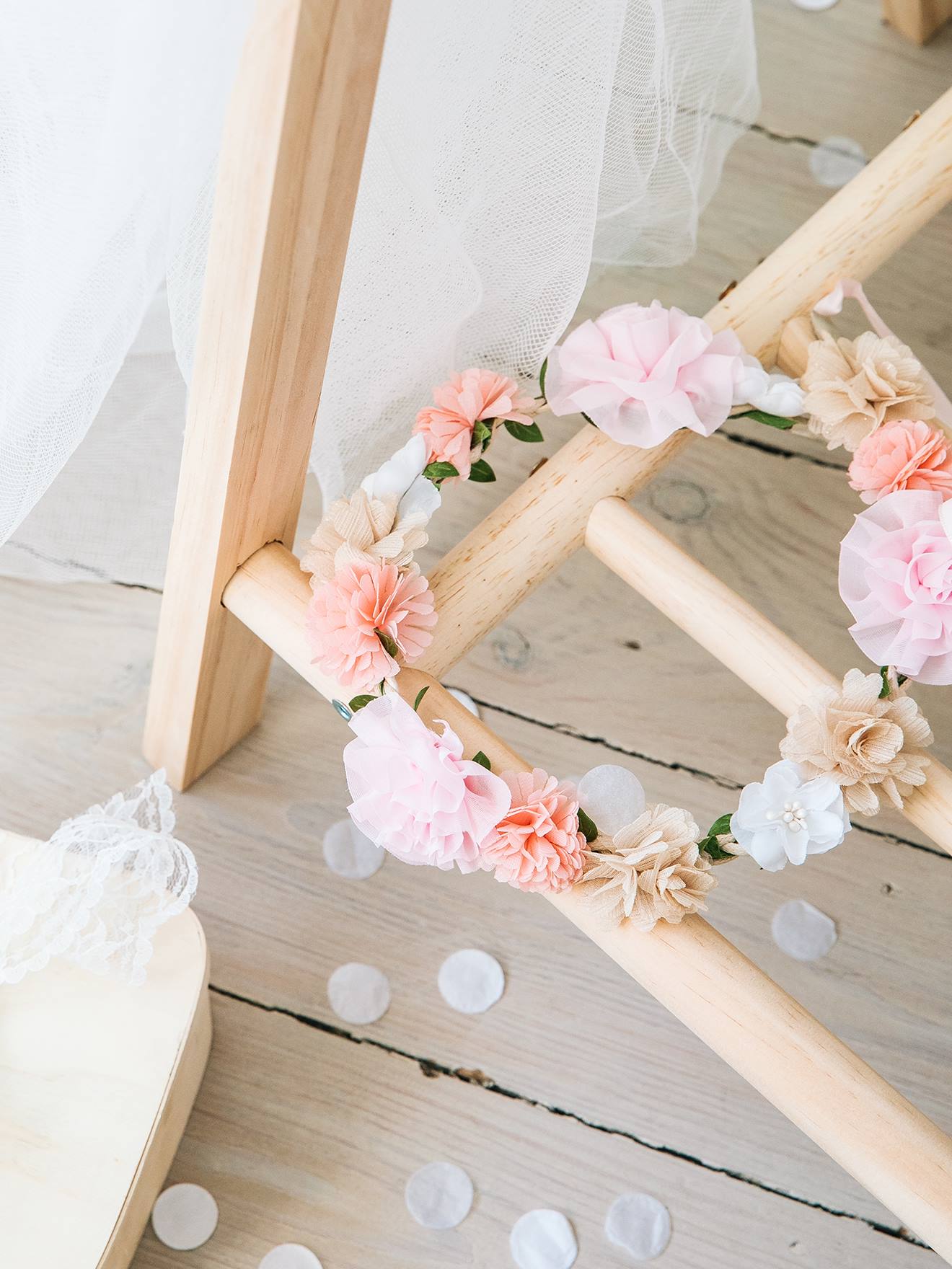 Couronne de fleurs roses fille eau de rose