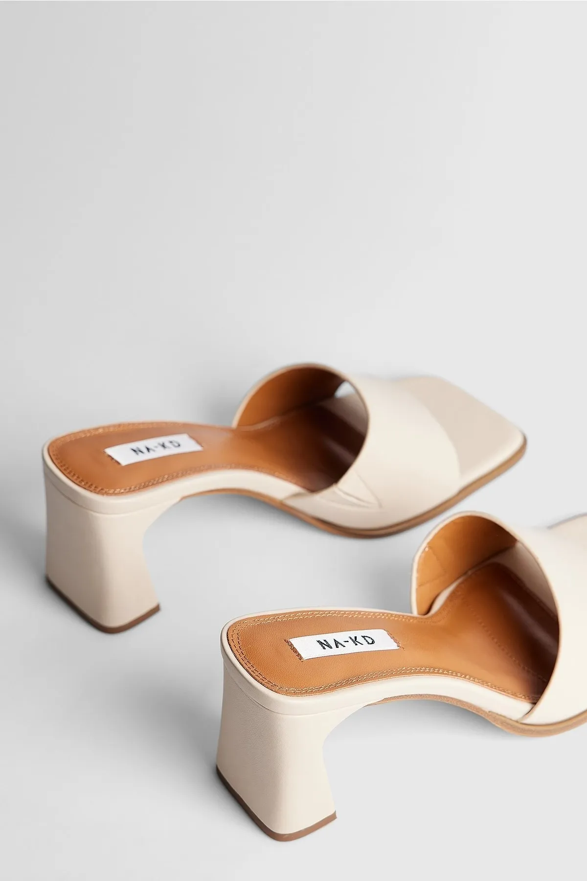 NA-KD  Sandalen mit ausgestelltem Blockabsatz