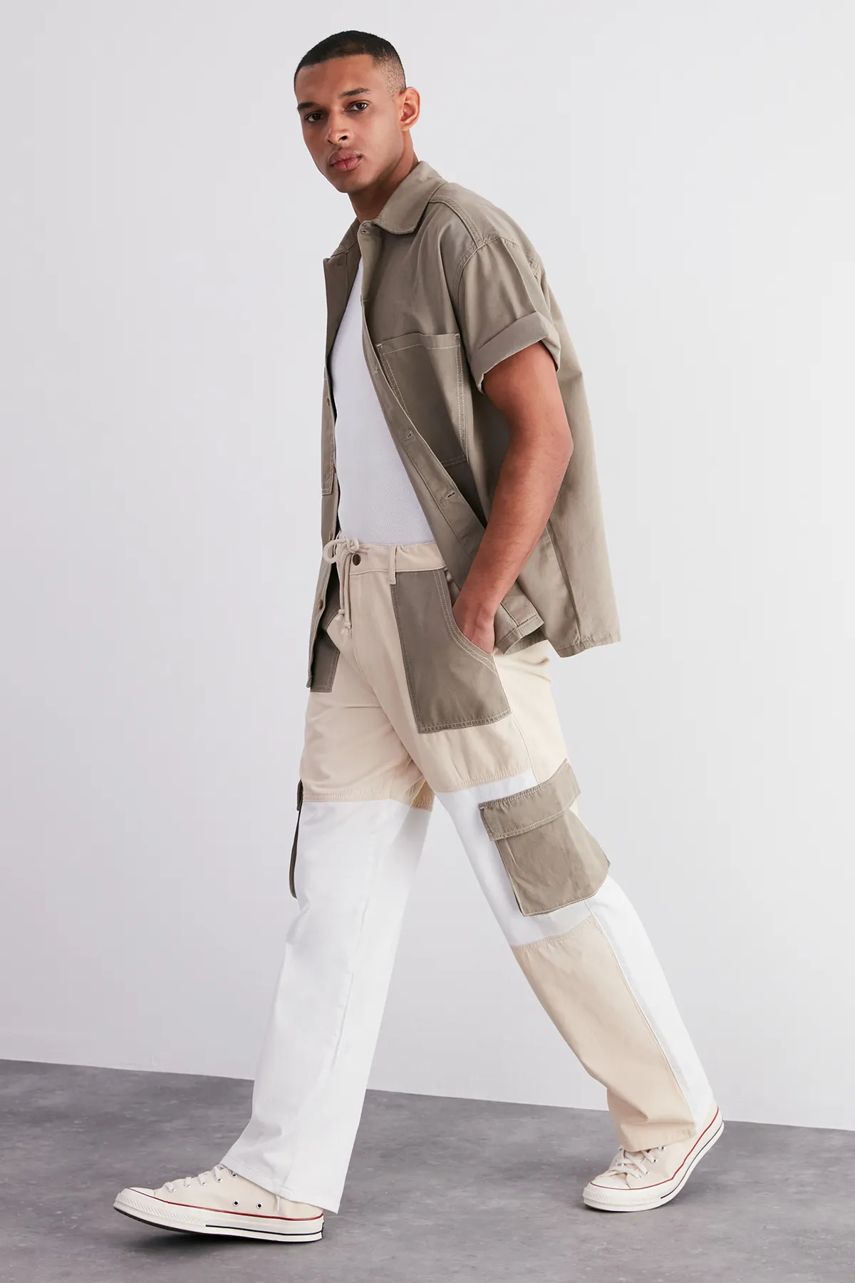 Trendyol Collection  Khakifarbene Cargohose mit lockerer Passform und Farbblock in limitierter Auflage TMNSS24PL00008