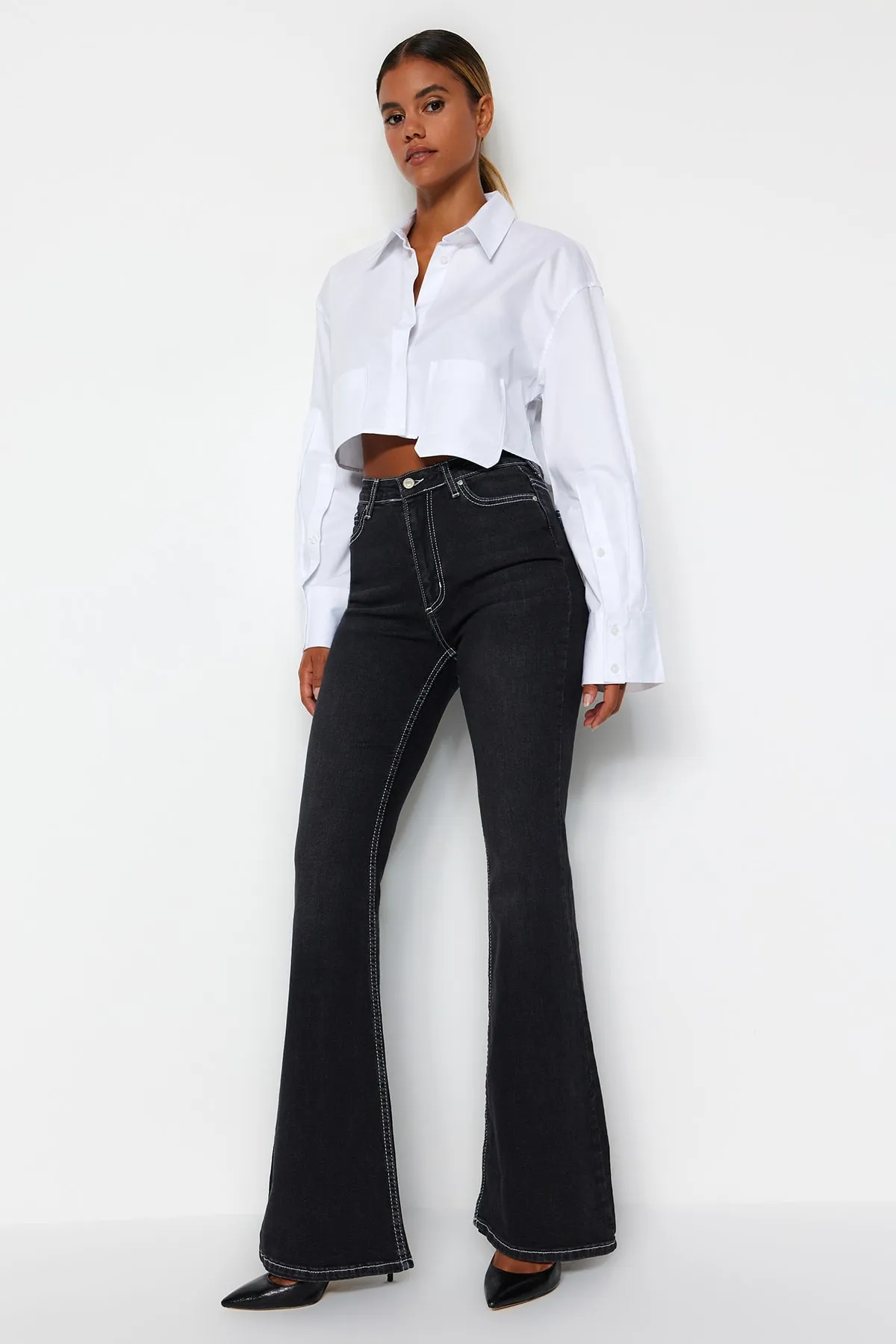 Trendyol Collection  Schwarze Schlagjeans mit hoher Taille TWOSS22JE0460