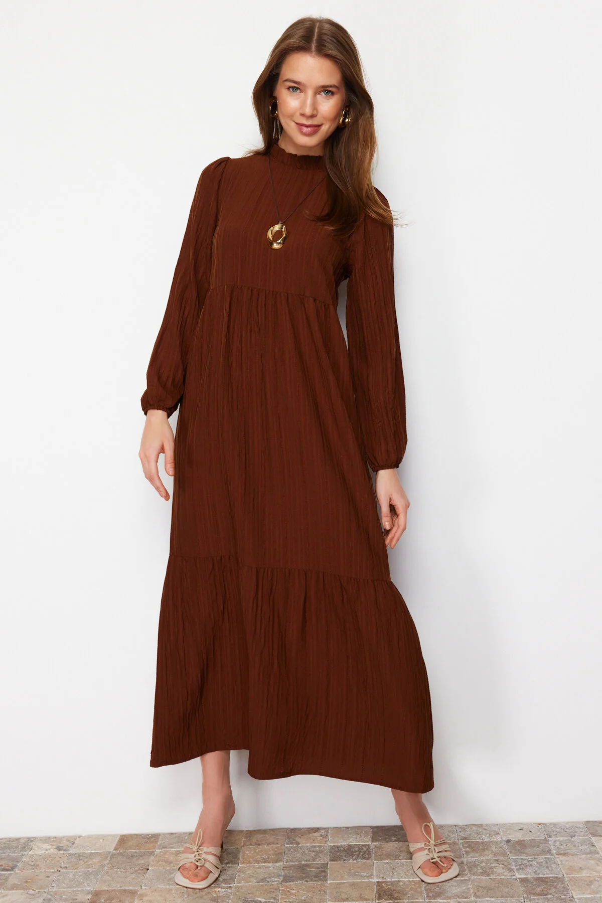 Trendyol Modest  Braunes Crinkle-Gewebtes Kleid mit Stehkragen und weiter Passform TCTSS22EB00171