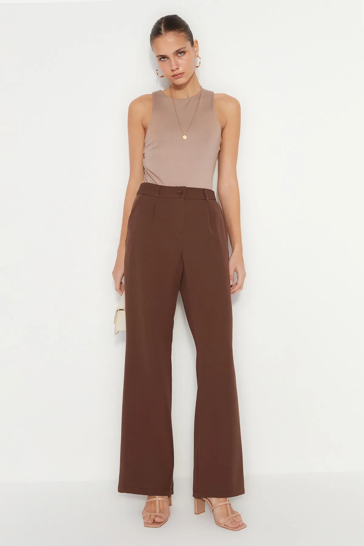 Trendyol Collection  Dunkelbraune, gewebte Hose mit hoher Taille und weitem Bein/Plissee mit weitem Bein TWOAW21PL0076