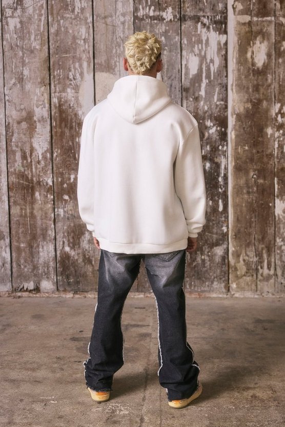 Lockere Schlagjeans mit ausgefranstem Saum