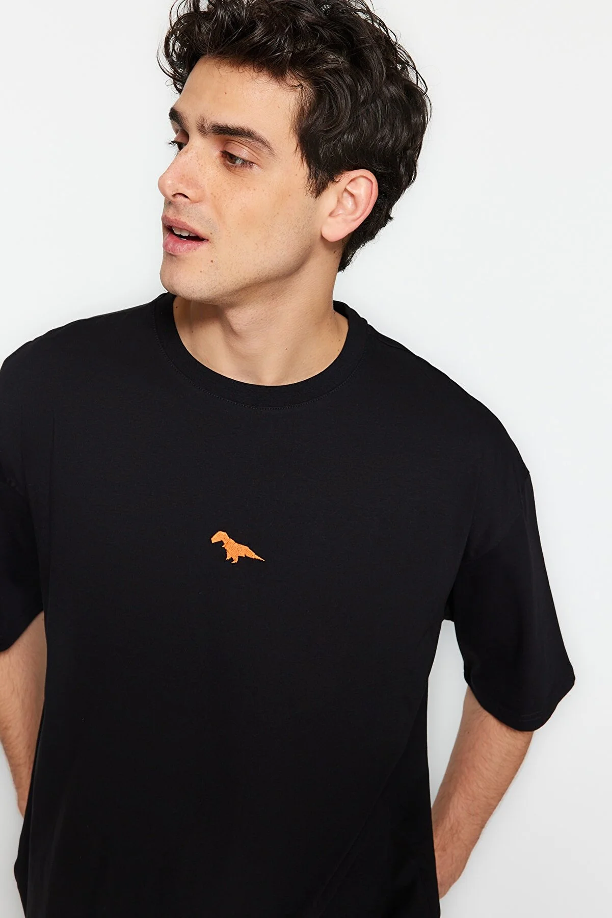 Trendyol Collection  Schwarzes Oversize-Fit-T-Shirt mit Rundhalsausschnitt und kurzen Ärmeln aus 100 % Baumwolle mit Dinosaurier-Stickerei TMNSS23TS00243