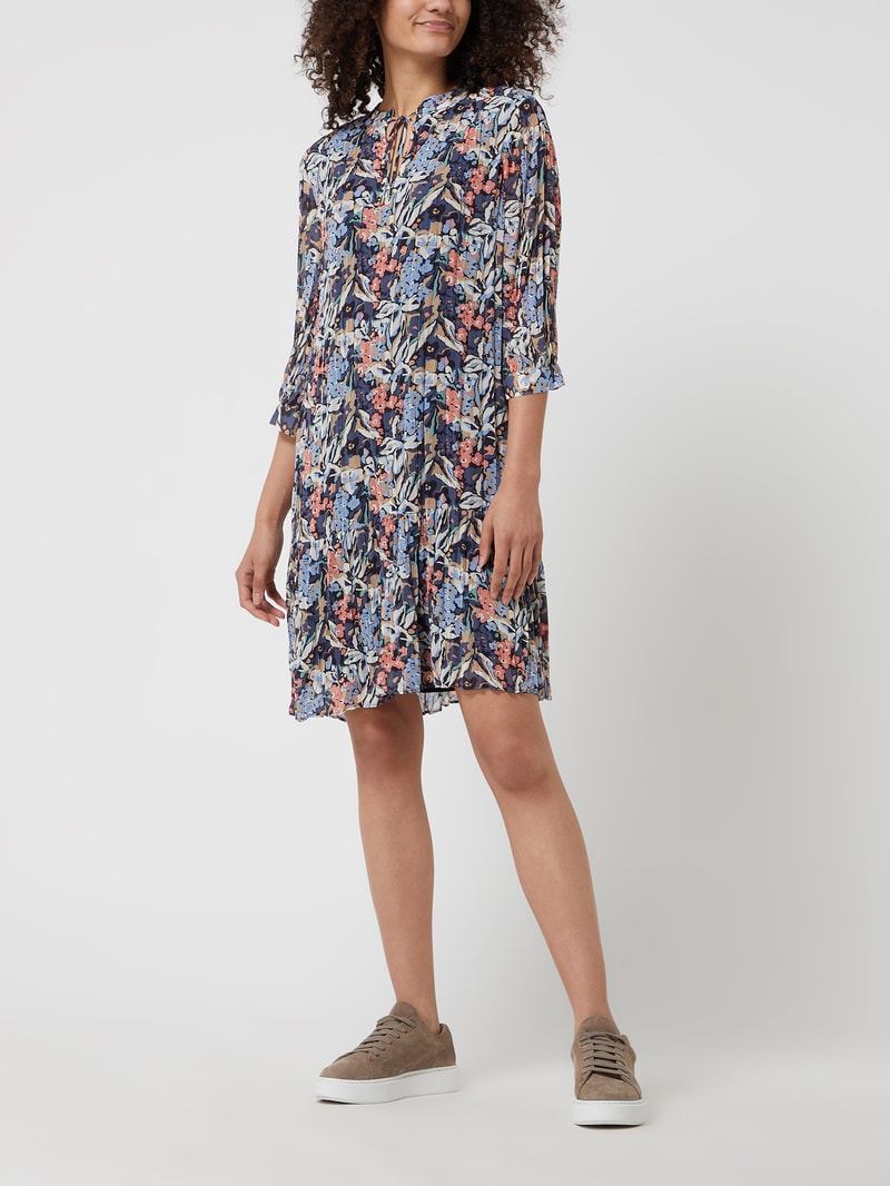 Kleid mit Plisseefalten in hellblau