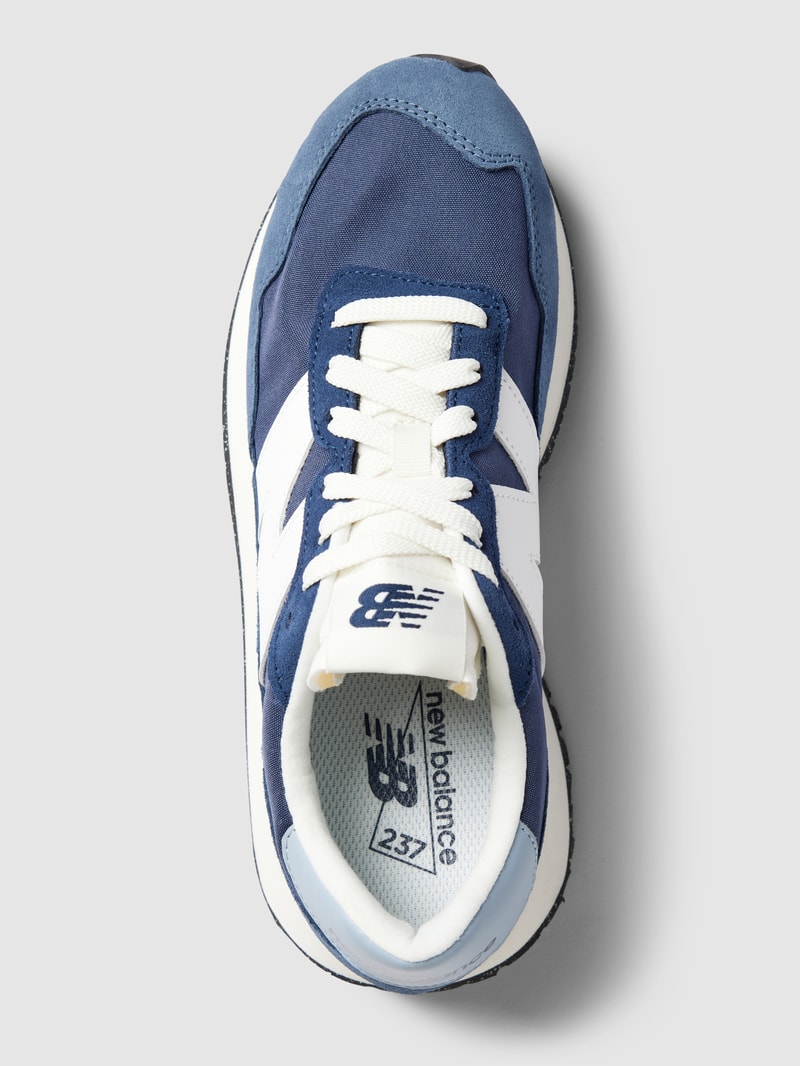 Sneaker mit Label-Details in hellblau