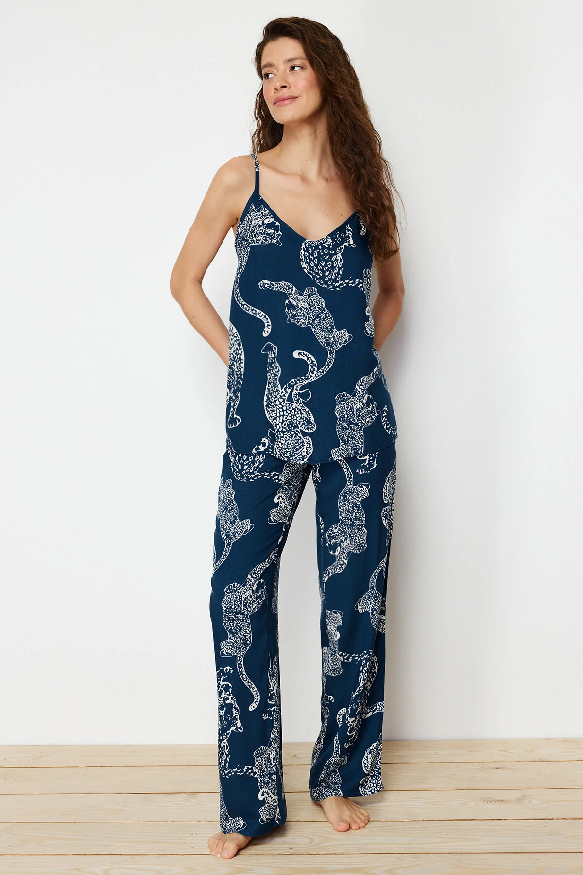 Trendyol Collection  Blaues Pyjama-Set aus Viskosegewebe mit Tiermuster und Seilträgern THMSS24PT00127